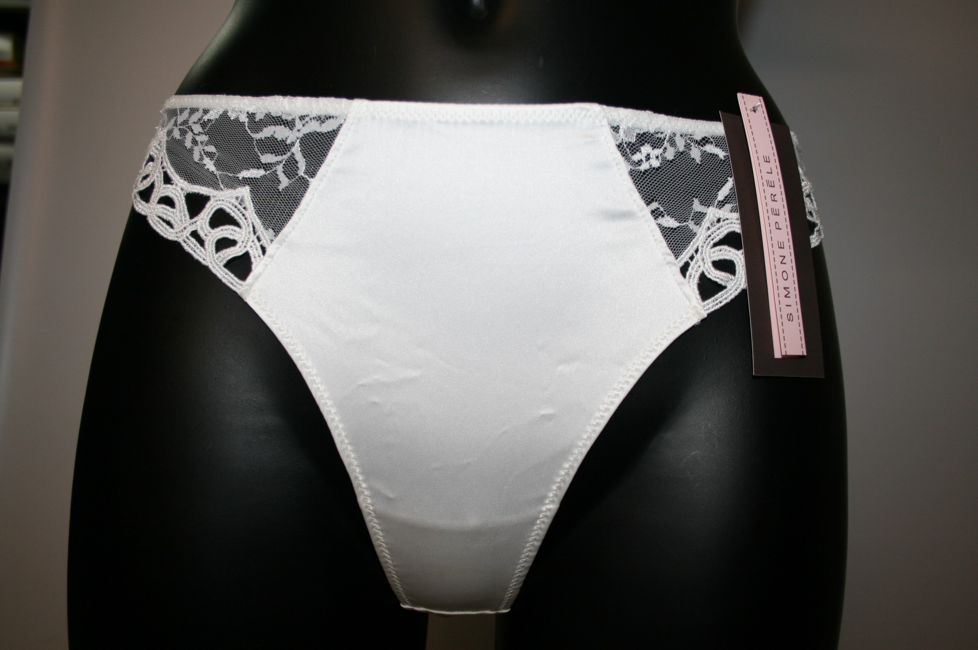 String Simone Perele Arty Beige Pas Cher Sur Lingerie De Marques Fr